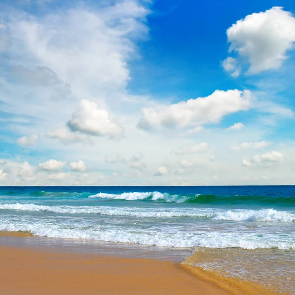 Mar Nubes Sobre Fondo Azul Cielo Concepto Viajar —  Fotos de Stock