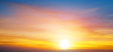 Güneş doğuşu manzarası ve turuncu gökyüzünde bulut. Geniş resim .