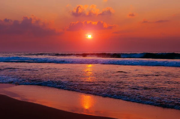 Nascer Sol Vermelho Sobre Mar Conceito Viajar — Fotografia de Stock