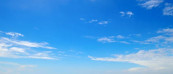 Cielo Azul Delicadas Nubes Cirros Foto Amplia — Foto de Stock