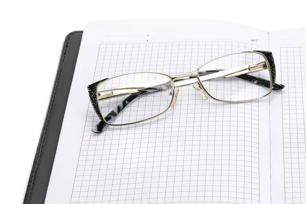 Brýle Otevřený Notepad Izolované Bílém Pozadí — Stock fotografie