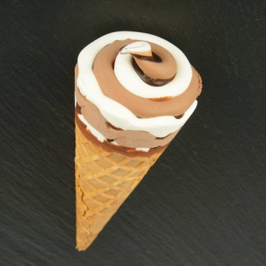 Siyah arka planda dondurmalı waffle külahı..