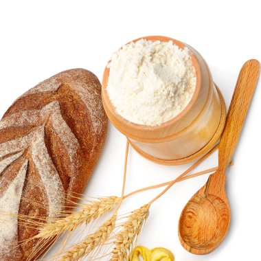 Ekmek, un ve buğday kulakları beyaz arka planda izole edilmiş.