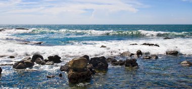 Manzaralı tropik plaj ve güzel bulutlu gökyüzü. Geniş resim.