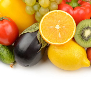 Üzüm, kivi, limon ve patlıcan da dahil olmak üzere canlı bir taze meyve ve sebze koleksiyonu renkli ve iştah açıcı bir görüntü yaratır. Parlak, temiz çekim yemek blogları ya da sağlıkla ilgili konular için mükemmeldir.