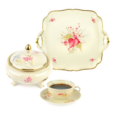 Çiçek desenleri ve altın aksanlı zarif bir klasik çay seti temiz beyaz arka planda izole edilir. Bu klasik resim zarafet, gelenek ve zamansız stil kavramlarını vurgulamak için mükemmeldir..