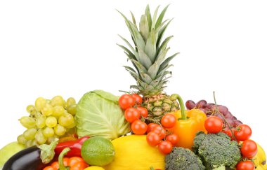 Ananas, domates ve üzüm de dahil olmak üzere canlı ve renkli bir taze meyve ve sebze koleksiyonu. Beyaz arka planlı bu stüdyo çekimi sağlıklı beslenme kavramlarını göstermek için mükemmeldir..