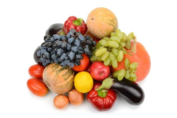 Canlı meyve ve sebze çeşitleri beyaz arka planda bir araya toplanır. Bu görüntü, sağlıklı bir yaşam tarzını ve doğanın hasadının bolluğunu temsil ediyor. Bolca kopyalama alanı var..