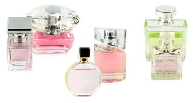 Çeşitli şekil ve renklere sahip zarif cam parfüm şişelerinin bir koleksiyonu temiz, beyaz bir arkaplanda düzenlenir. Bu görüntü lüks, güzellik ve stil duygusu taşır, güzellik ve moda ile ilgili kavramlar için idealdir..