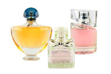 Değişen şekil ve renklerden oluşan üç zarif parfüm şişesi temiz beyaz bir arkaplanda izole edilir. Bu koleksiyon parfüm, güzellik ve lüksü temsil ediyor..