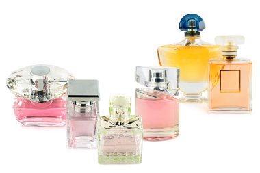 Değişik şekil ve renklerde çeşitli parfüm şişeleri koleksiyonu el değmemiş beyaz arka planda sergileniyor. Bu zarif stüdyo resmi güzellik, lüks ve kozmetik temalar için idealdir..