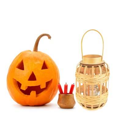 Bayramlarda klasik oyulmuş balkabağı, küçük bir mum tutacağı ve ahşap bir fener kullanılır. Ögeler temiz beyaz bir arkaplan üzerinde izole edilir, kopyalama alanı için ideal bir ayar oluşturur.