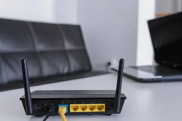 Modern Wi-Fi yönlendirici, odadaki ışık masasında.