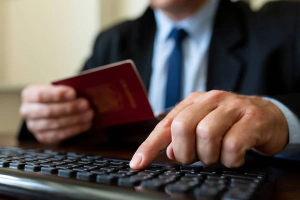 Kapatın. Göçmenlik kontrol memuru pasaport tanımlama verilerini doğruladı
