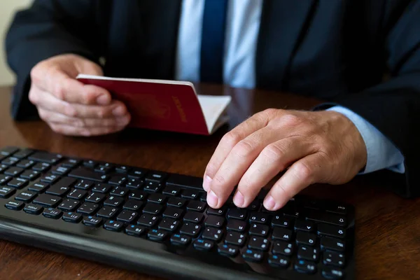 Kapatın. Göçmenlik kontrol memuru pasaport tanımlama verilerini doğruladı