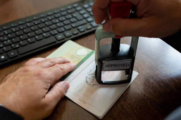 Göçmen bürosu yetkilisi pasaportla gelecek.
