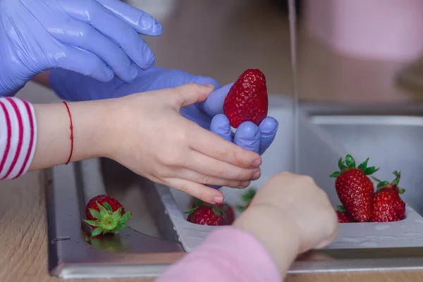 Μητέρα Μπλε Γάντια Και Κοριτσάκι Της Πλένουν Φρούτα Στο Νεροχύτη Εικόνα Αρχείου