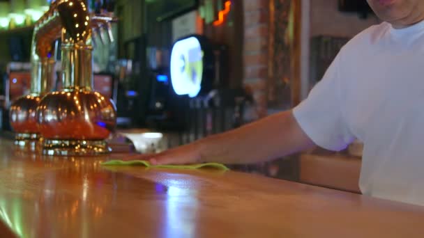 Barman Čistí Bar — Stock video