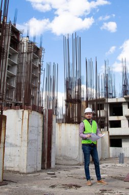 İnşaat işlerinde çalışan genç mühendis.