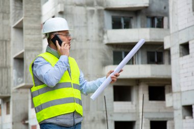  İnşaat alanında çalışan ve Phon üzerinden görevler veren mühendis