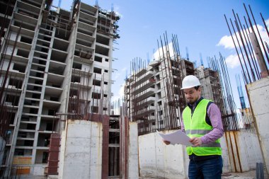 Mühendis Otururken Teknik Özellikleri Denetler
