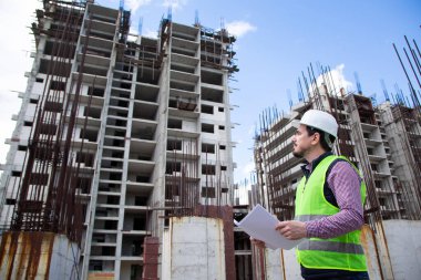 İnşaat işlerinde çalışan genç mühendis.