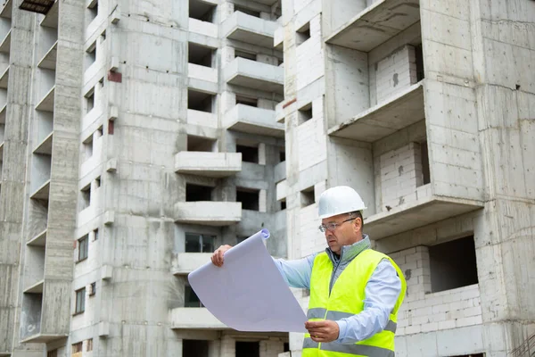 Ανώτερος Μηχανικός Που Εργάζεται Στην Οικοδόμηση Sit Εικόνα Αρχείου