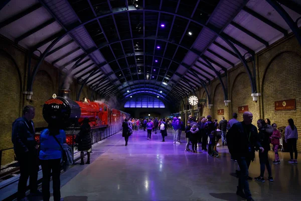 Londres Reino Unido Fevereiro 2020 Visitantes Plataforma Hogwarts Express Warner — Fotografia de Stock