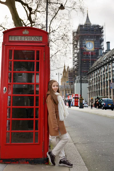 Big Ben ile Londra 'da ünlü İngiliz kırmızı telefon kulübeleri.
