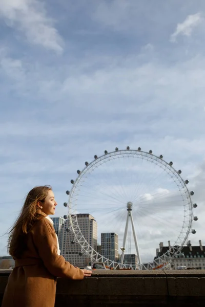 有名なロンドン アイを背景にした美しい少女の肖像 ストック画像