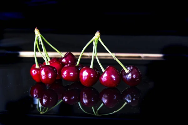 Fruits Cerises Sains Avec Leurs Reflets Fond Noir — Photo
