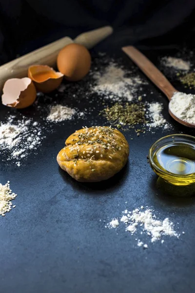 Malzemelerin üzerine siyah slates ekmek, yakın çekim
