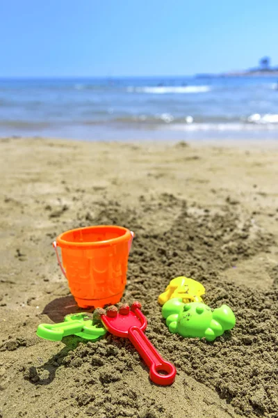 Childhren'ın kova ve diğer döküm oyuncaklar plaj, açık kum