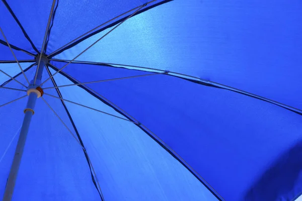 Onder Paraplu Van Blauwe Strand Buiten — Stockfoto