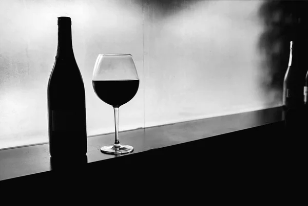Botella Vino Una Sola Copa Vino Frente Ventana Interior Balck — Foto de Stock