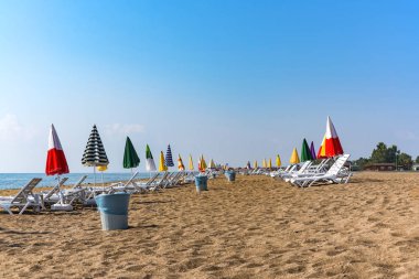 Türkiye-2018 Mersin şehir Berrak gökyüzü ile boş plaj