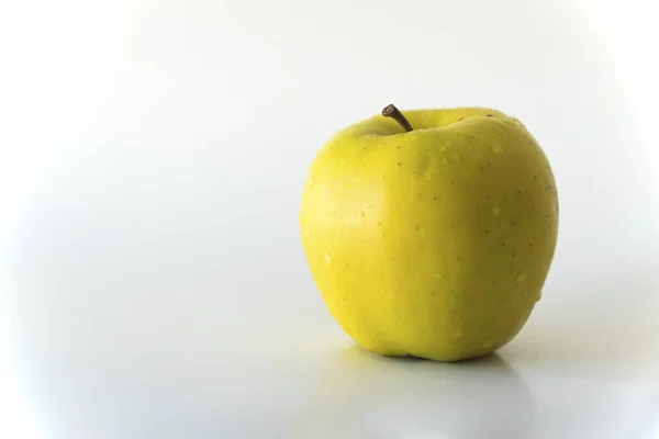 One Yellow Apple White Background Isolated — Stock Photo, Image