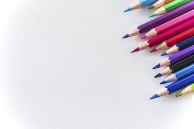 Renkli kalemler düzenleme sıradan bir sırada, yakın çekim, izole