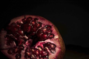 Nar meyve siyah bir zemin üzerine yakın çekim