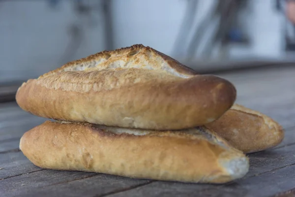 Drei Laibe Brot Auf Einem Holztisch Der Bäckerei Nahaufnahme — Stockfoto