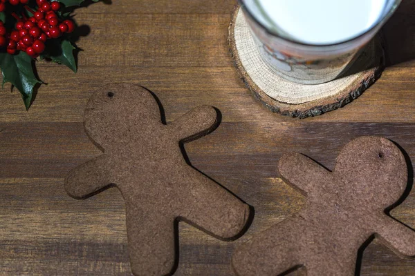 Two Gingerbread Man Cookies Glass Milk Wooden Backgroun Close Holiday — Stock Photo, Image