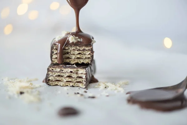 Deliciosas Obleas Con Chocolate Vertido Chispas Chocolate Blanco Cerca Fondo — Foto de Stock