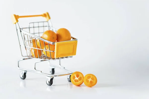 Cumquats Carro Compras Metal Sobre Fondo Blanco Aislado Cerca — Foto de Stock