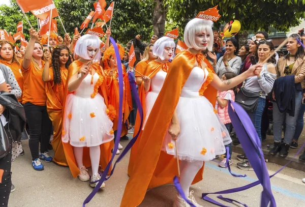 Orange Blossom karnaval geçit töreni açılışında dans turuncu renkler peri kızlar. Adana Ili şehri Türkiye-6 Nisan 2019