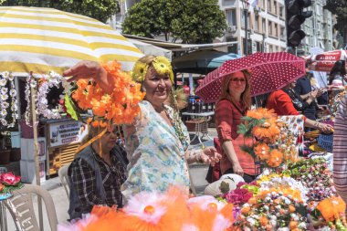 Turuncu Blossom karnaval çiçek taç ve turuncu çiçeği el sanatları satıcı kadın. Adana Ili Türkiye-6 Nisan 2019 Adana 'nın güneyinde büyük bir şehir.