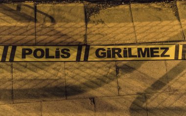 Geceleri sarı ve siyah renklerde Türkçe 'giriş yok' afişi. Gözetleme noktasının üstünde, yakınlaş. 05/19/2019