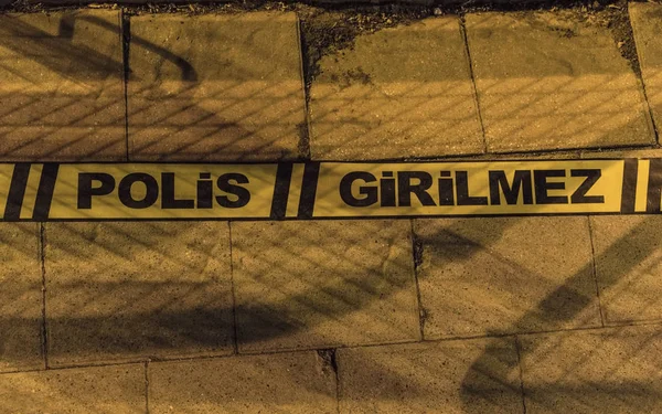 Geceleri sarı ve siyah renklerde Türkçe 'giriş yok' afişi. Gözetleme noktasının üstünde, yakınlaş. 05/19/2019