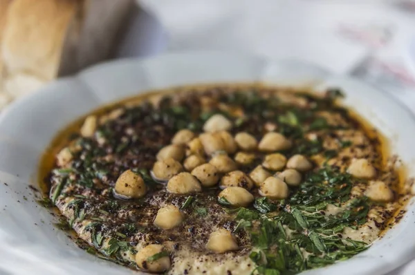 Türkiye 'nin güneyinde beyaz bir tabak üzerinde humus denilen geleneksel meze