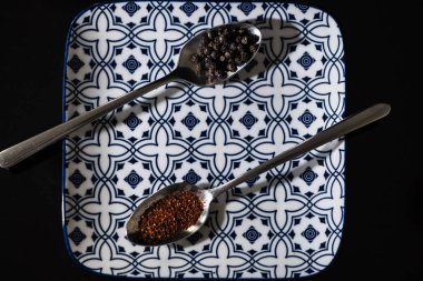 İki metal kaşık kırmızı ve karabiber, bakış açısının üstünde, yakın, yemek fotoğrafçılığı