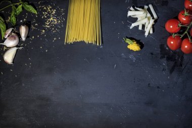 Spagetti, sarımsak, hardal sosu, peynir ve domates lezzetli bir yemek için hazır, bakış noktası, gıda fotoğrafçılığı yukarıda